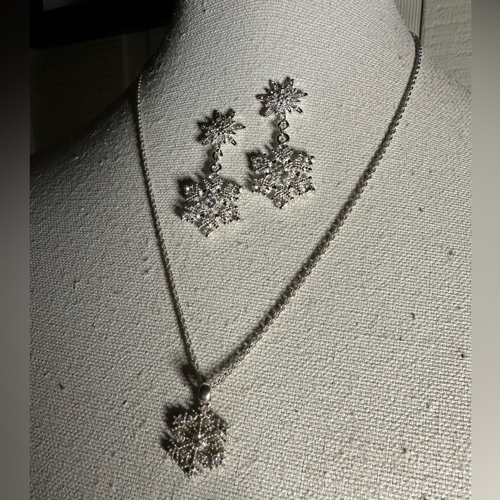Silvertone snowflake earrings necklace set